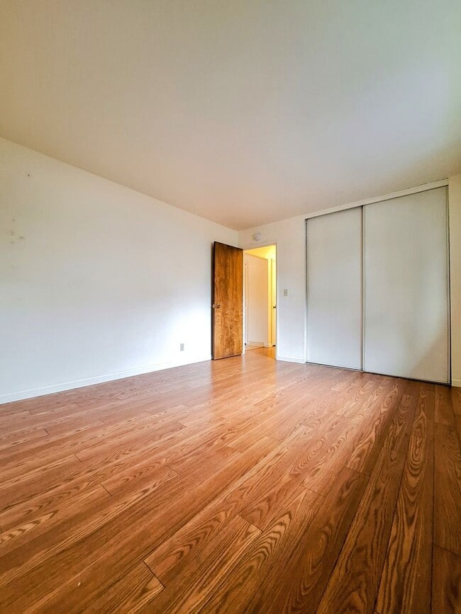 Building Photo - Charming 2bd Duplex With Private Yard & Garage