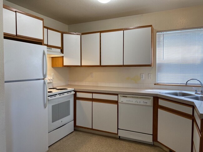 Building Photo - STUDENTS WELCOME! Single-Family Home Walking Distance to CSU!
