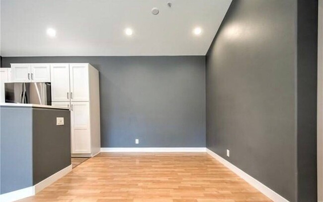 Building Photo - 909 Reggio Aisle