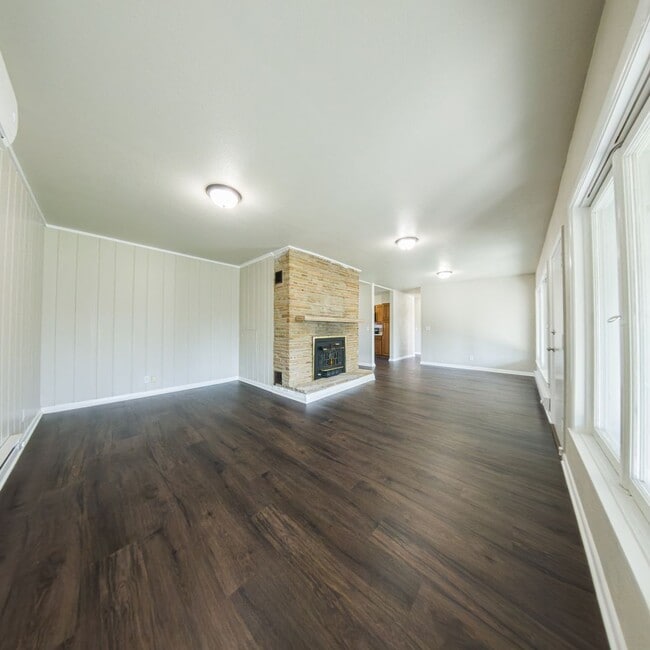 Building Photo - 3 Bedroom One Bathroom updated home