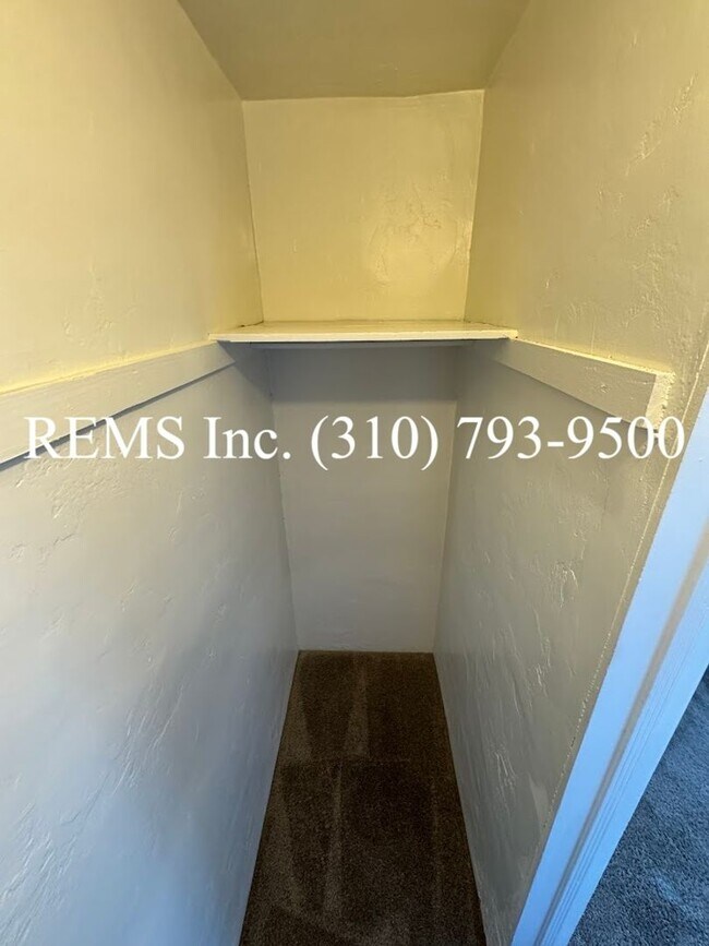 Building Photo - Refurbished Upstairs Apartment w/ Parking