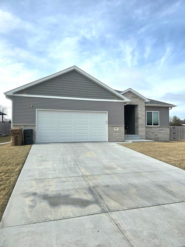 Building Photo - 5 Bedroom/3Bath Single Family Home