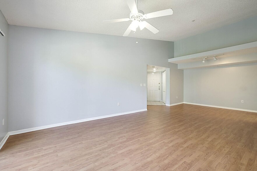 Building Photo - 100 Crestwood Ct N