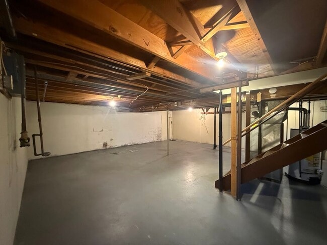 Building Photo - Two-bedroom one bathroom 1st level apartment for rent