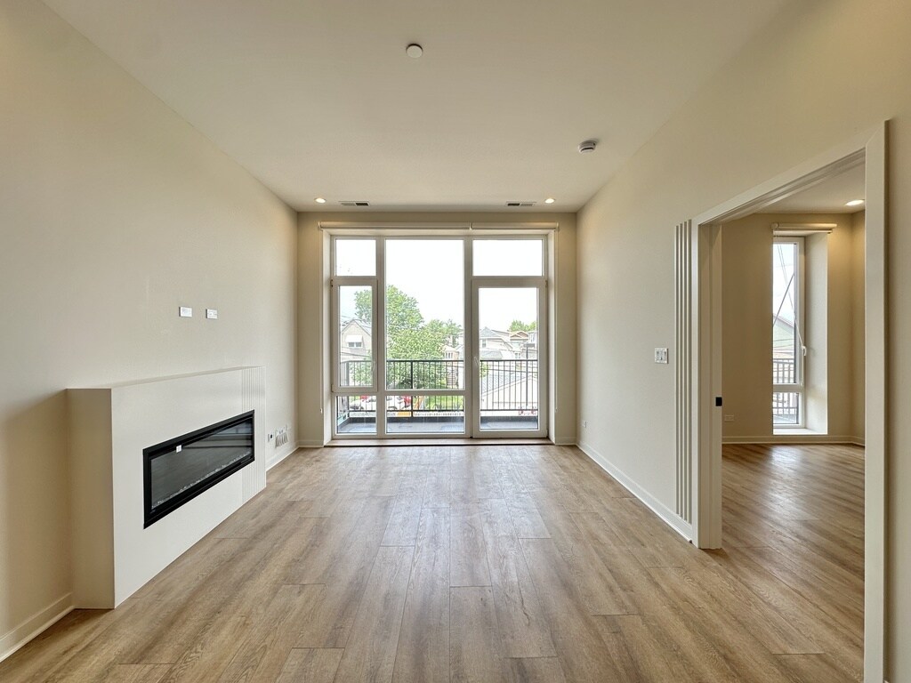Building Photo - 6340 W Belmont Ave