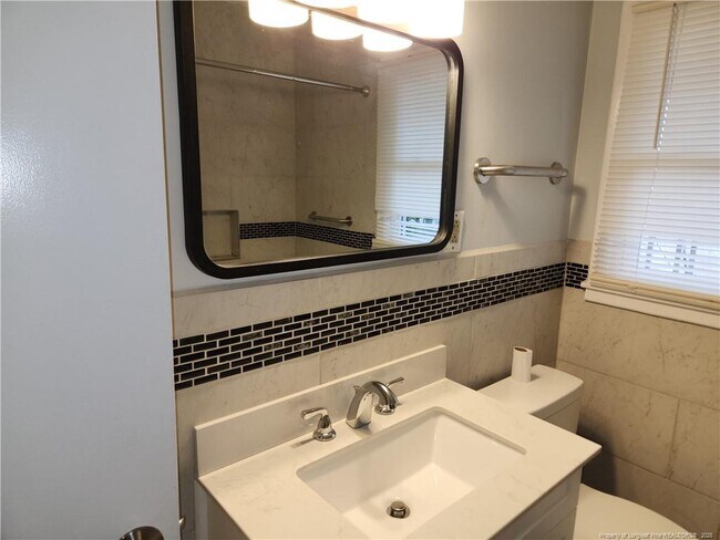 Building Photo - 3923 Glenridge Rd