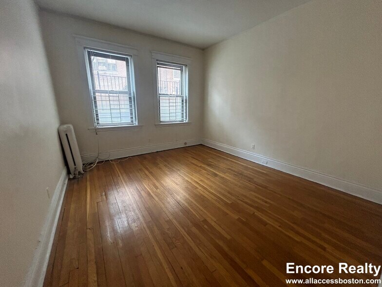 Building Photo - 376 Riverway