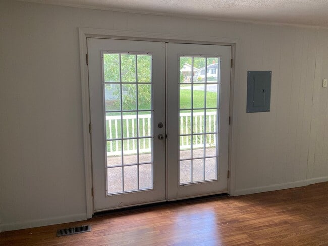 Primary Photo - 505 Howard Pl