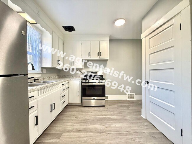 Building Photo - 2 Bedroom House