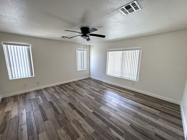 Building Photo - Beautiful Remodeled 3 bed, 2 bath home in convenient El Mirage neighborhood!