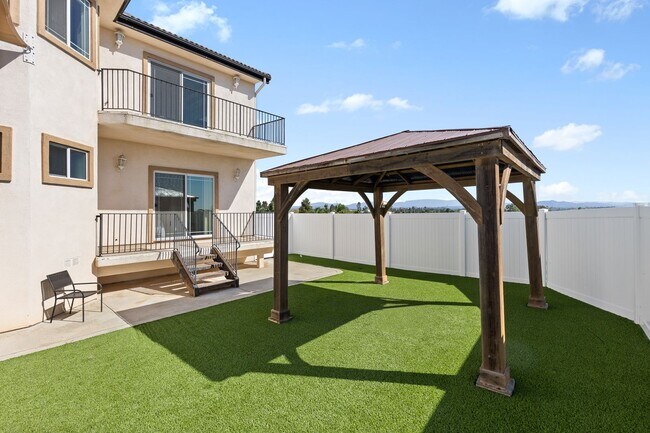 Building Photo - Spacious 7-Bedroom Home with Ocean Views i...