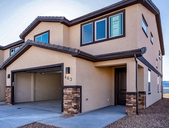 Building Photo - "Spacious 4-Bed Townhouse Oasis with 2.5 Baths in Scenic Hurricane, UT!"