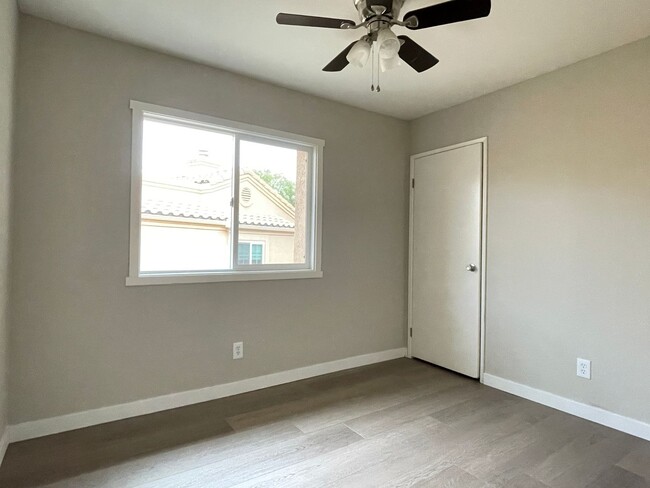 Building Photo - Newhall - 3 bedroom, 2.5 bath condo