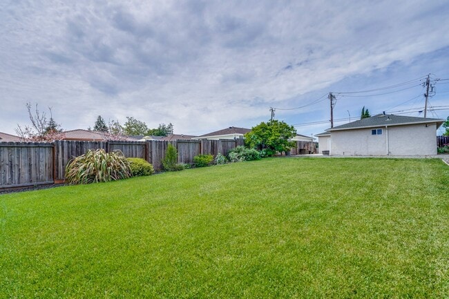 Building Photo - Rare 2 Bed 1 Bath Home with Huge Private Backyard