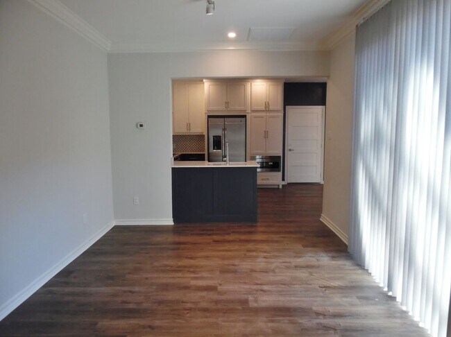 Building Photo - Wonderfully Remodeled Duplex Near River Cr...