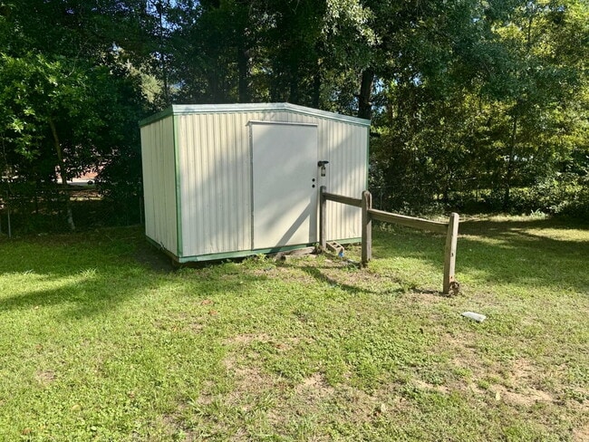 Building Photo - Charming 3BR/2BA home in Dothan, AL - Appliances included, pets are accepted, fenced in backyard ...