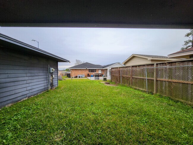 Building Photo - 9750 Hillis St