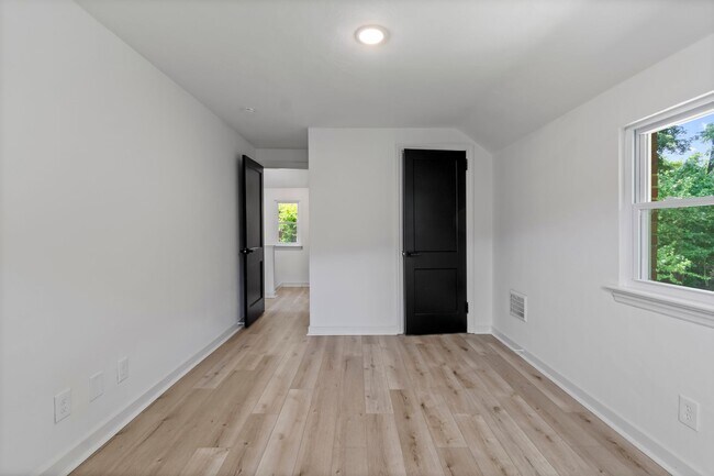 Building Photo - AVAILABLE NOW! RENOVATED 3-BEDROOM!
