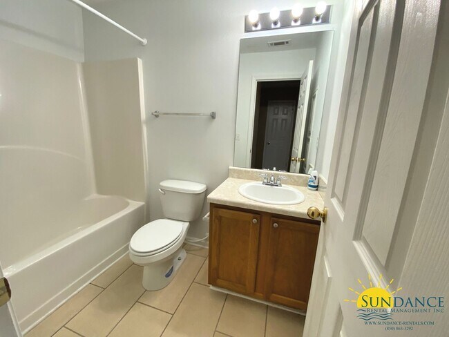 Building Photo - Beautiful 3 Bedroom Townhouse in Crestview!