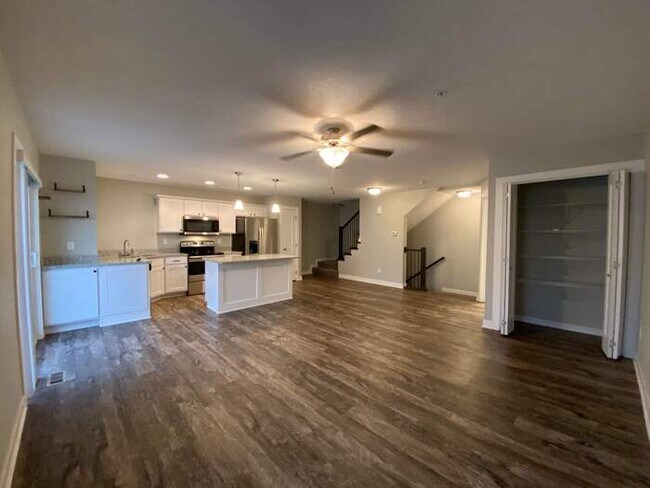 Building Photo - 205 Red Oak Ct