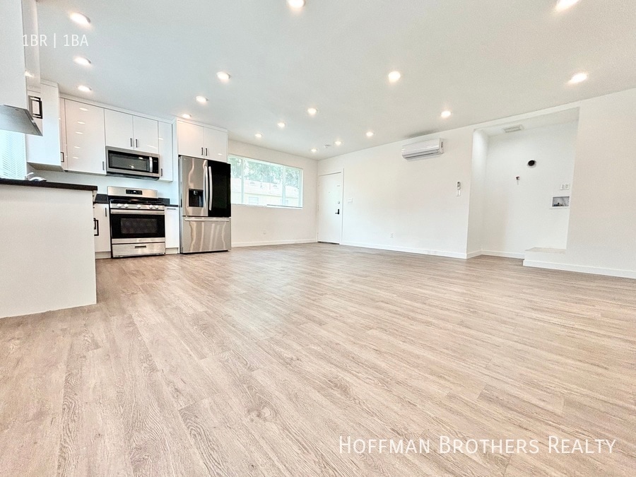 Building Photo - 1135 S Doheny Dr