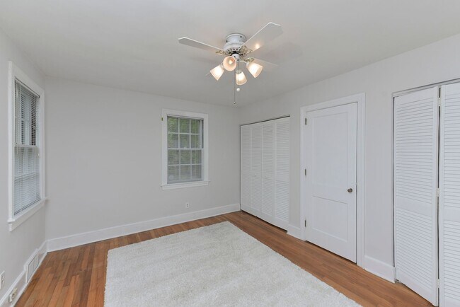 Building Photo - Charming 3 Bedroom, 2 Bath All-Brick Bungalow with Garage!