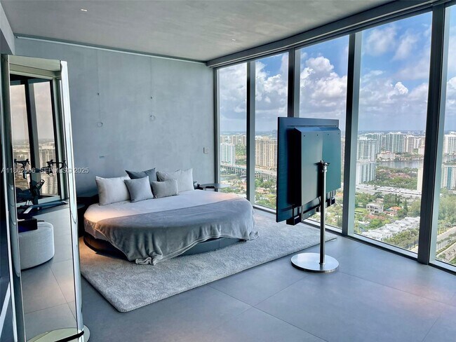 Building Photo - 18555 Collins Ave