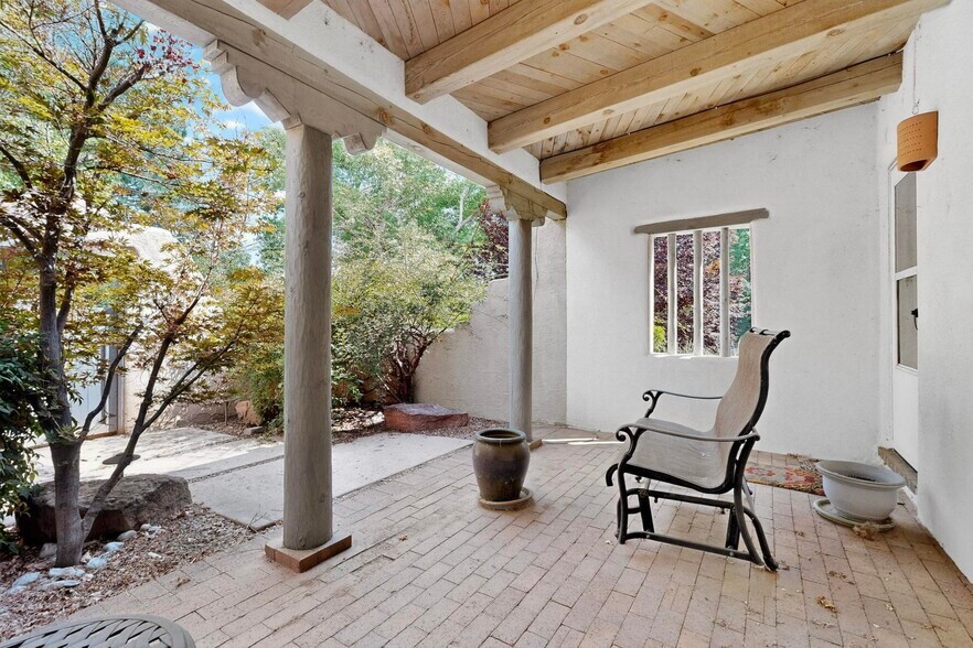 portal to east outside kitchen - 1115 Roadrunner Ln NW