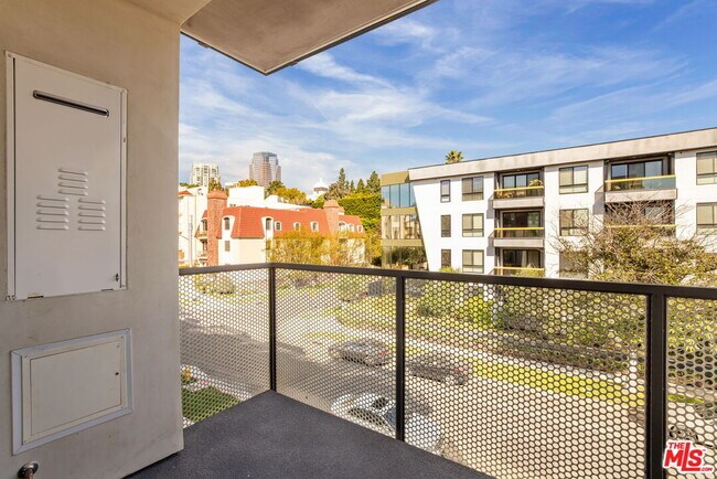 Building Photo - 2361 Fox Hills Dr