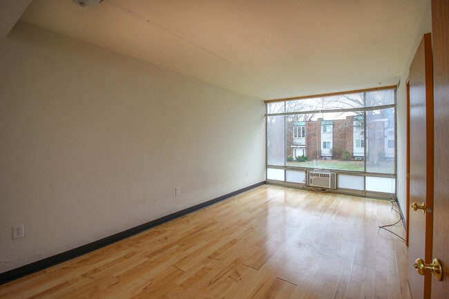 Building Photo - 2BR/1BA Apartment - Near Campus - Swift access to Class! WATER INCLUDED! $1,000/MO