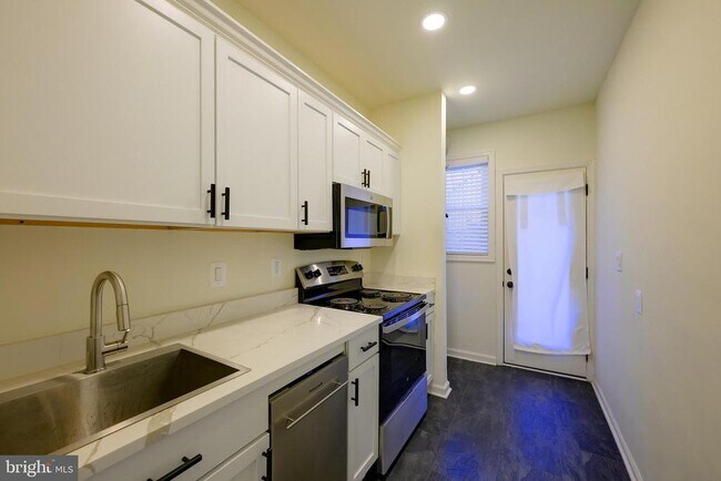 Building Photo - 1934 35th Pl NW