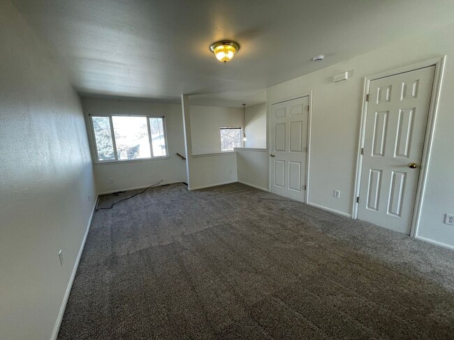 Building Photo - Charming 2 bedroom 1.5 bath in the heart o...