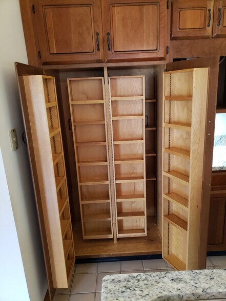 Custom Pantry - 7415 Savannah Dr