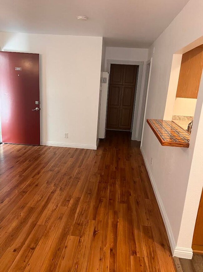 Building Photo - Renovated 2 Bedroom/ 1 Bathroom Condo Avai...