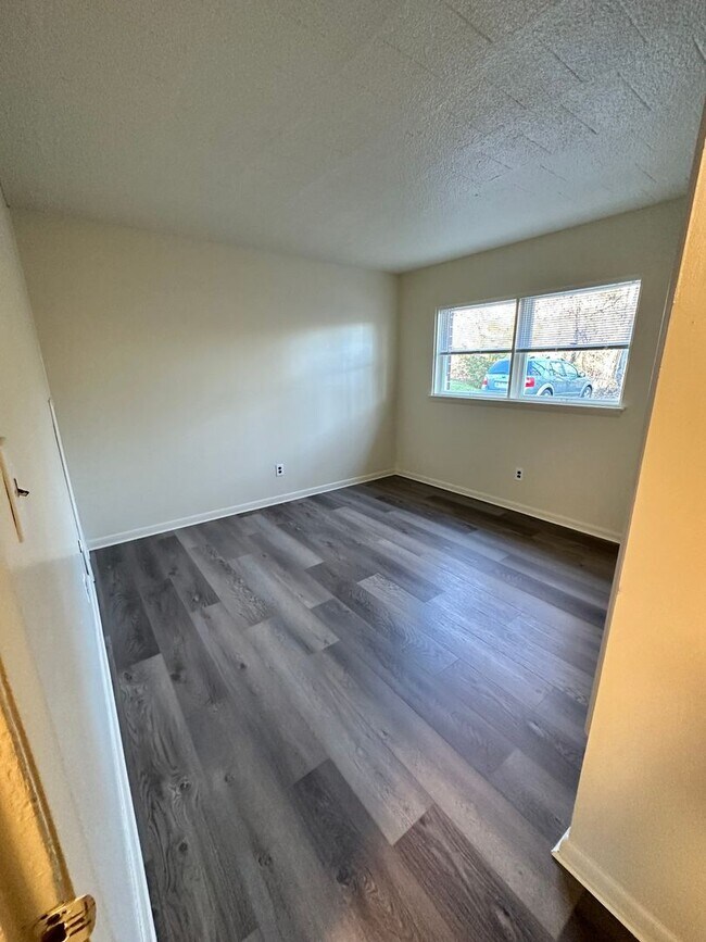 Building Photo - 120 Linden Dr