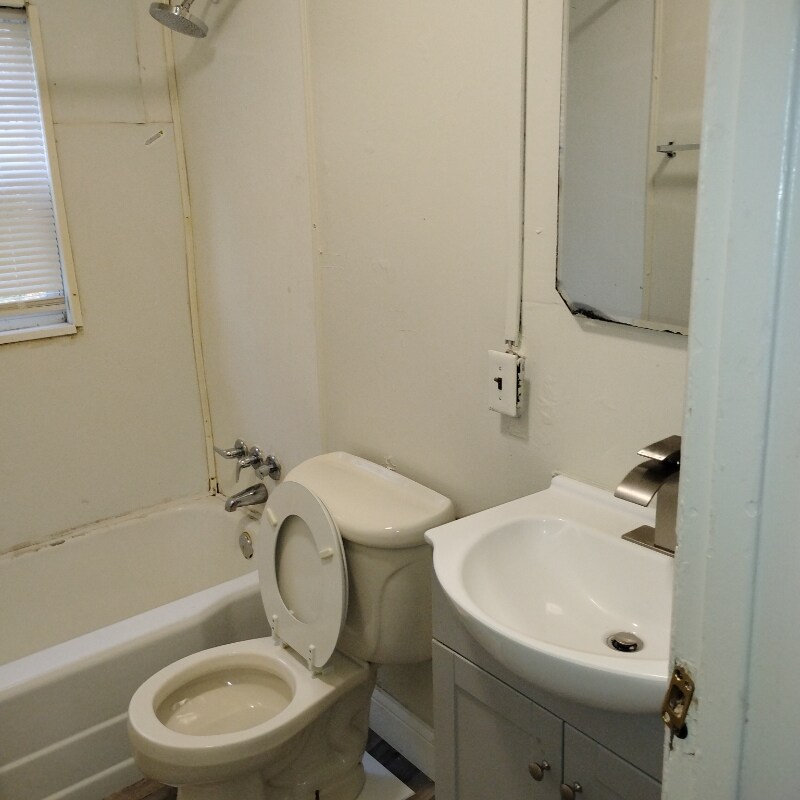 Building Photo - 415 Smith St