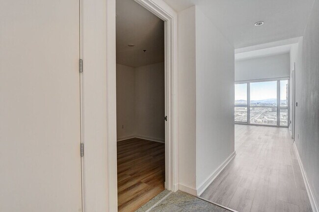 Building Photo - 4471 Dean Martin Dr