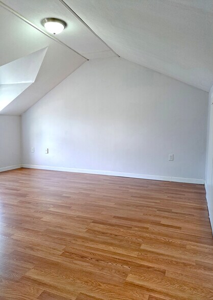 Building Photo - 158 Baker St