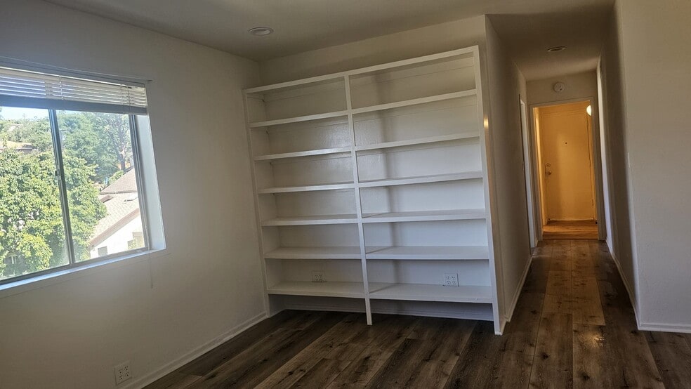 Bookshelves - 3548 Gladiola Dr