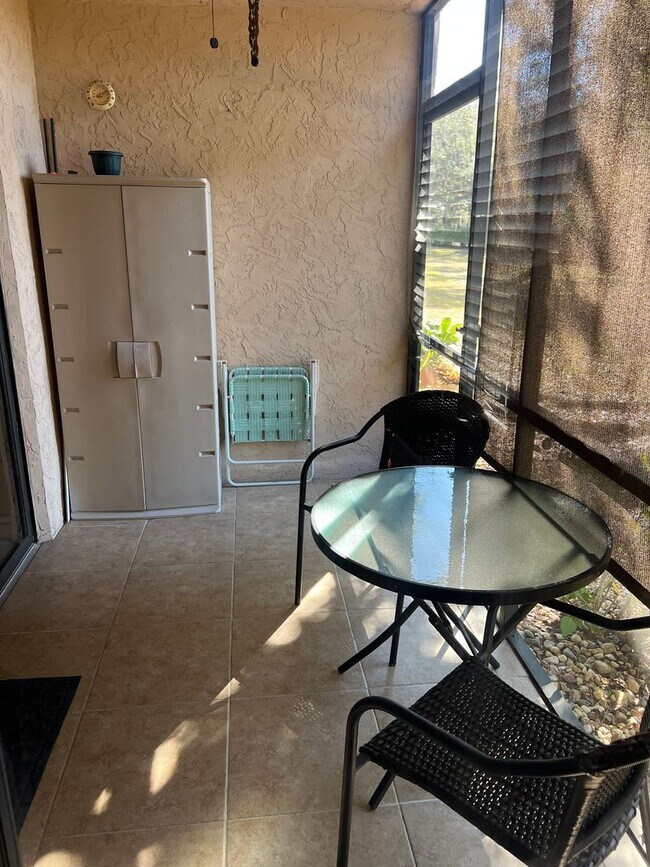 Building Photo - Seasonal Oaks IV 2/2 first floor condo