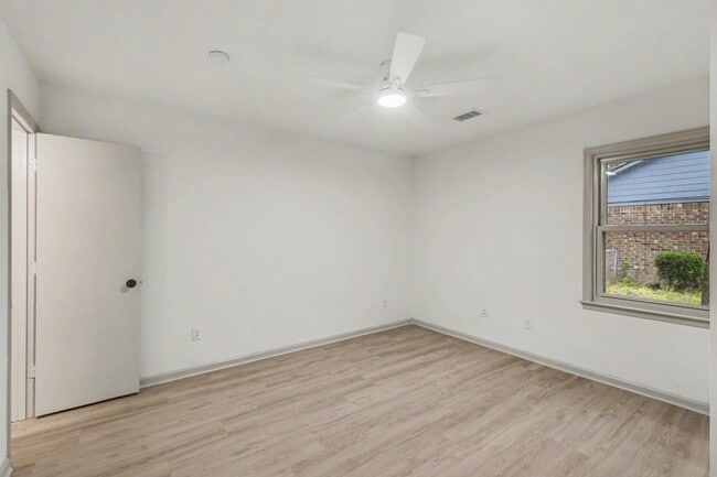 Building Photo - 100 English Rd