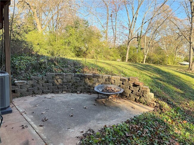 Building Photo - 229 Howard St NE