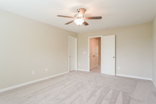 Building Photo - 547 Landing View Dr