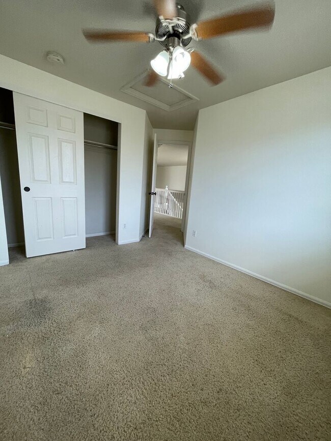 Building Photo - 4 Bedroom 3 Bathroom Home Available now!