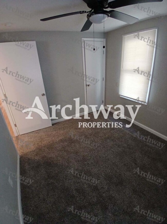 Building Photo - 913 S 11th St