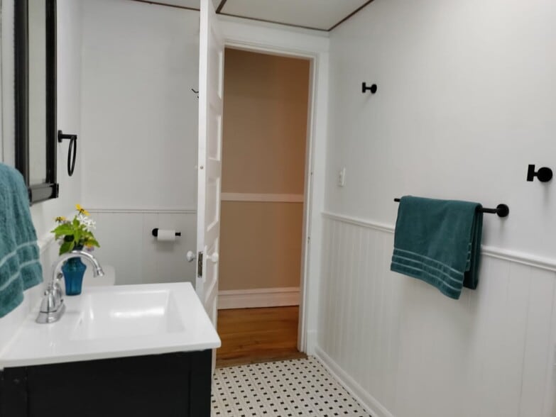 Bathroom - view 2 - 531 S Lombard Ave