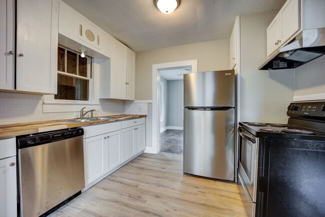 Building Photo - Freshly Updated 2 Bedroom House