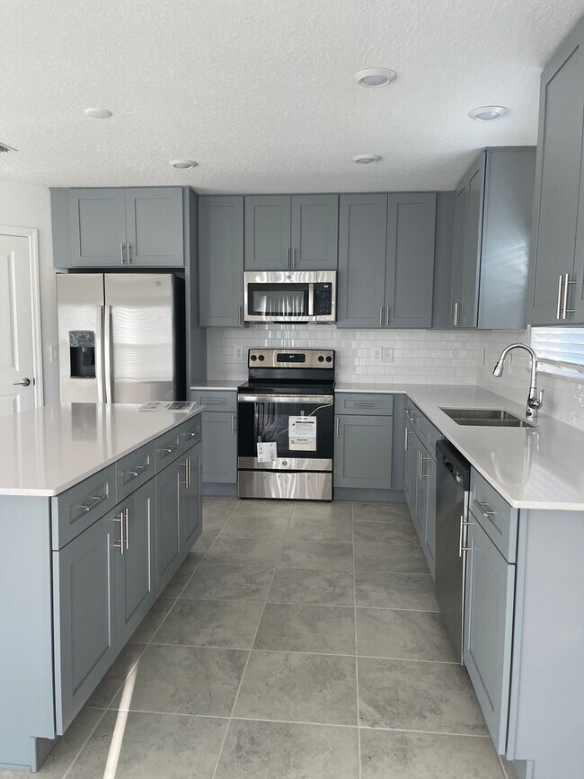 Building Photo - BEAUTIFUL BRAND NEW 2022 Home in the new S...