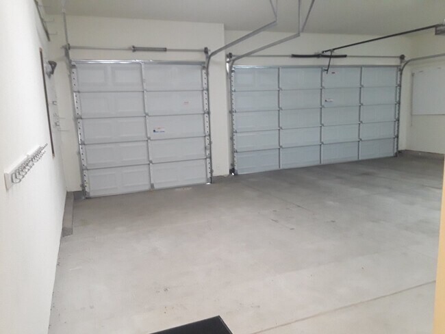 Building Photo - Large home with mountain views near the University of Nevada