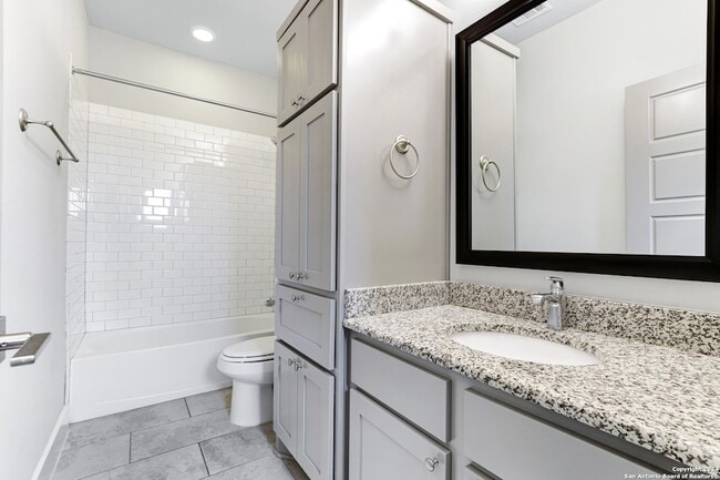 Building Photo - 507 Elmhurst Ave